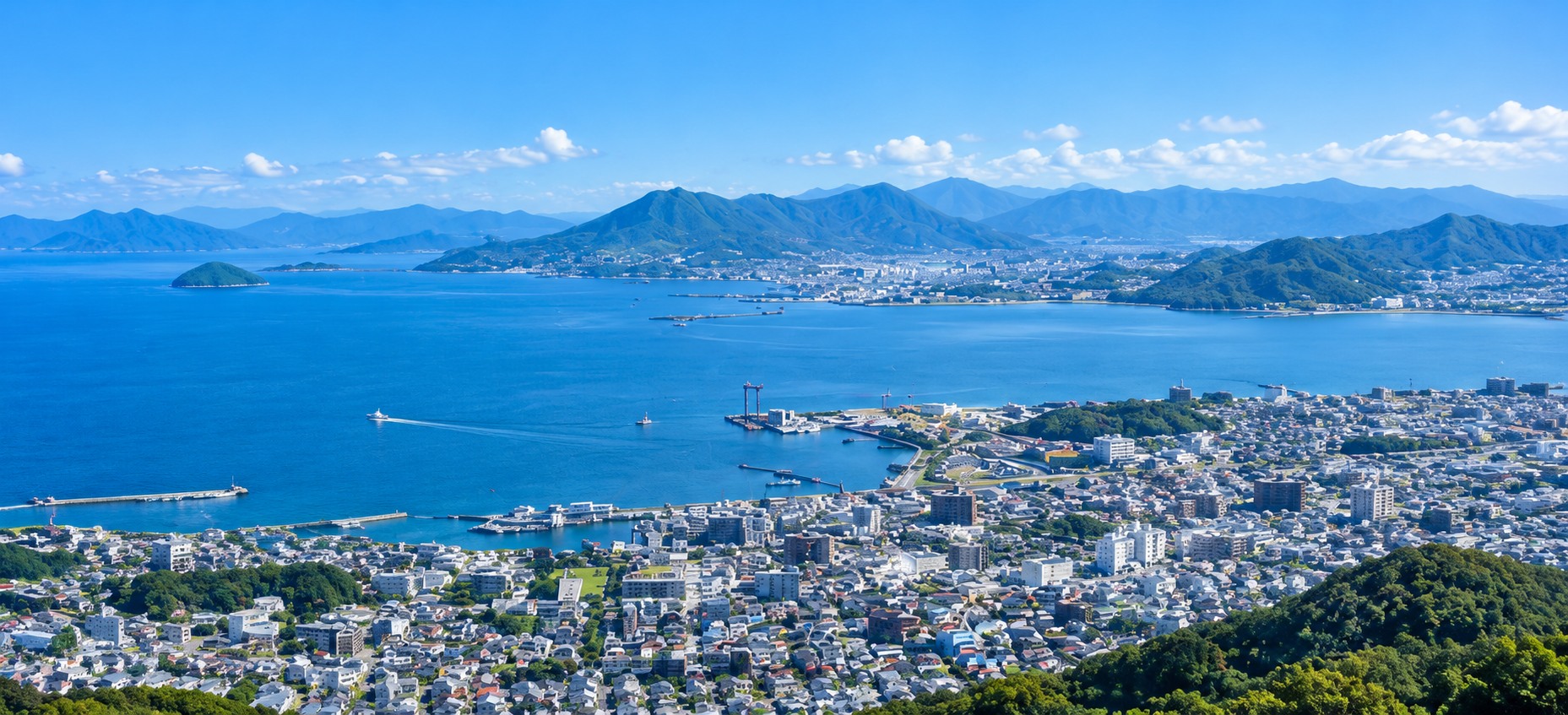 海と山に囲まれた地域の街並みのイメージ