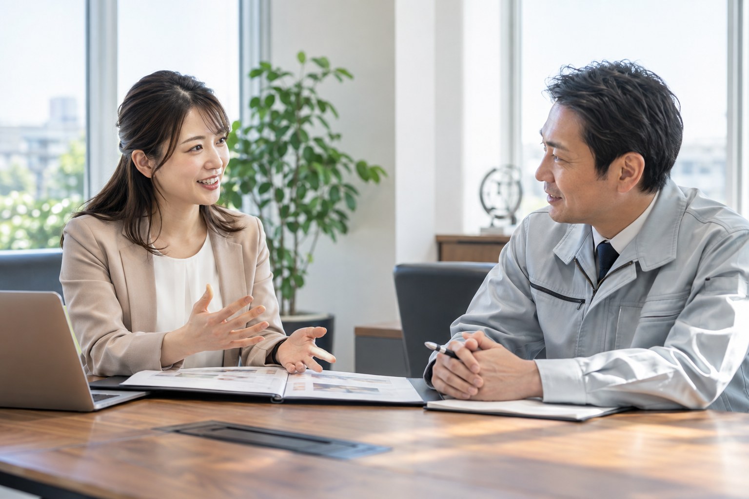 企業の採用課題を丁寧にヒアリングする打ち合わせのイメージ
